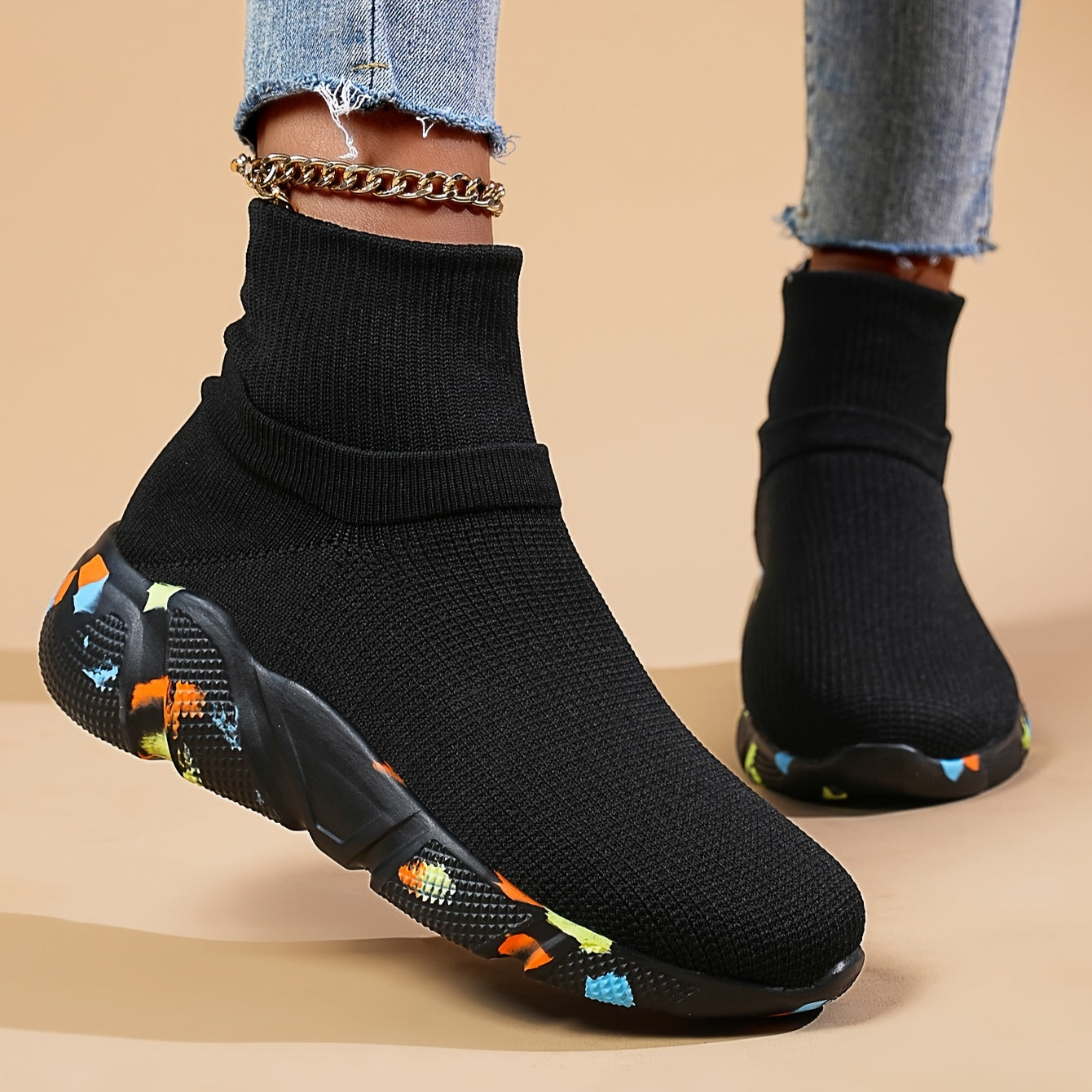 Ayollar uchun engil slip-on krossovkalar, nafas oladigan to'qima materialdan, qora rangda rangli aksentlar bilan, pastki dizayn, dumaloq barmoq, MD taglik, ochiq havoda faoliyatlar uchun ideal.