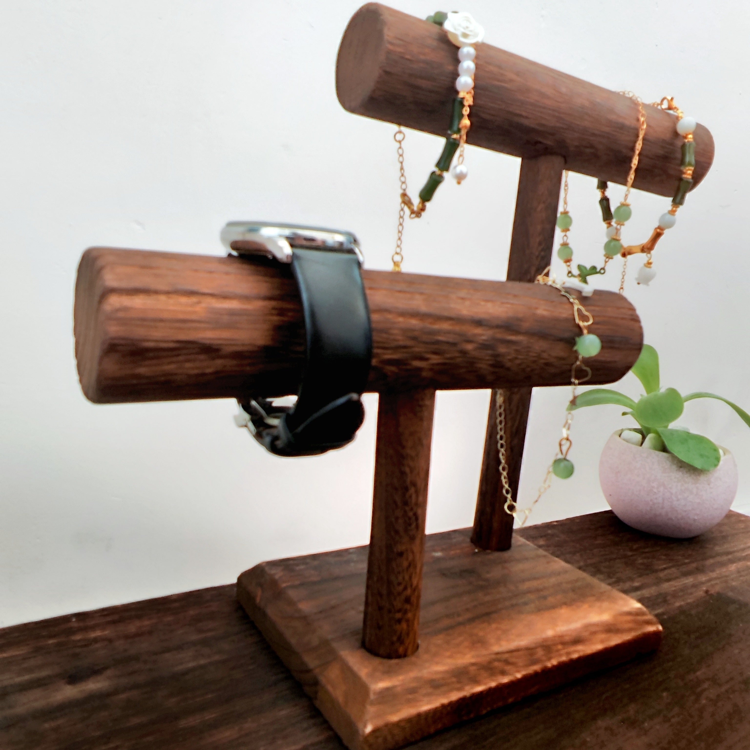 Yog'ochdan yasalgan ikki qavatli zargarlik buyumlarini namoyish qilish standi, bilakuzuklar va soatlar uchun, 1 dona