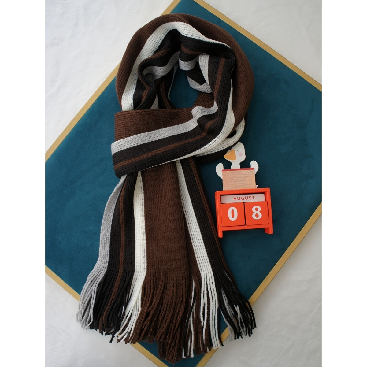 Tashqi trend uchun to'qilgan moda aksessuar - Erkaklar uchun tasma detali bilan rangli blokli chiziqli sharf, iliq akril materialdan tayyorlangan