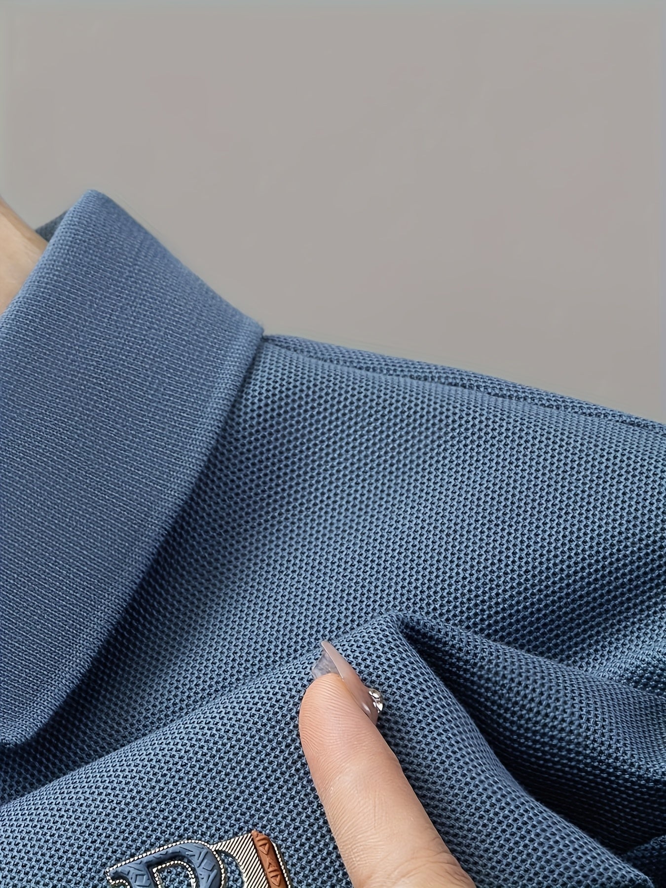 Camisa polo de manga larga para hombre con detalle de letras en relieve hecha de tela de punto 100% poliéster