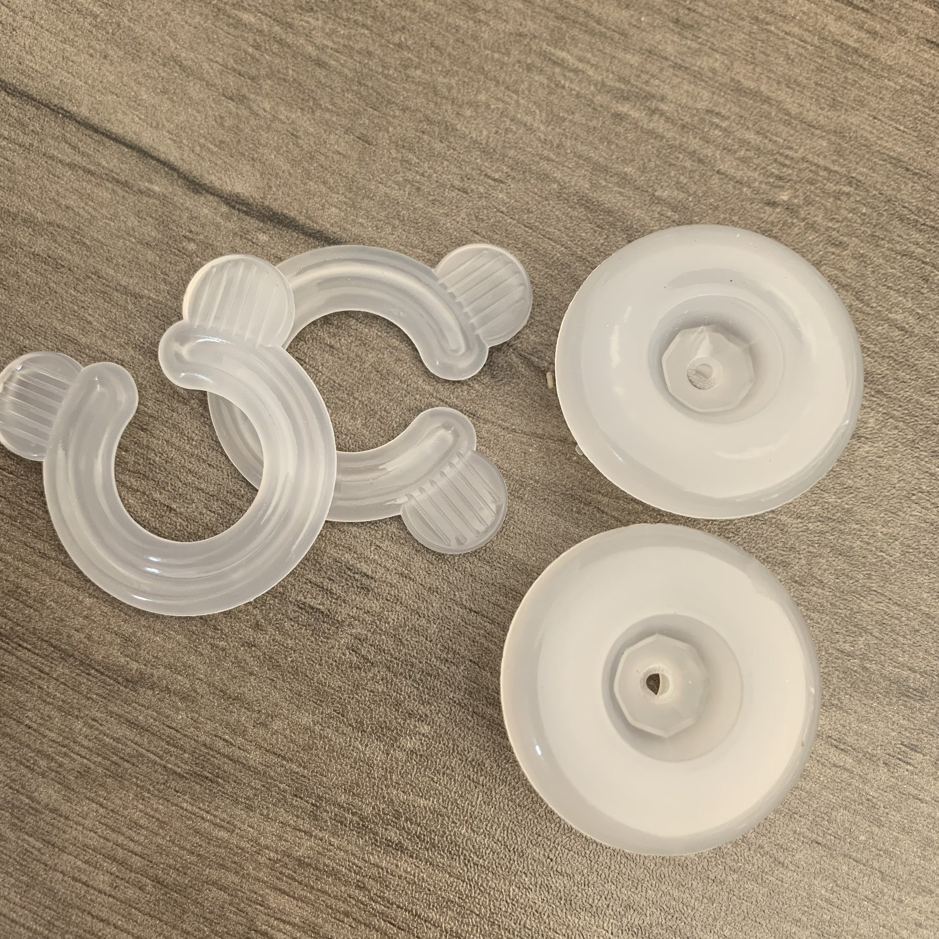 White Quilt Holder with Needle-Free Safety and Invisible Fixing Buckle for Bed Sheets