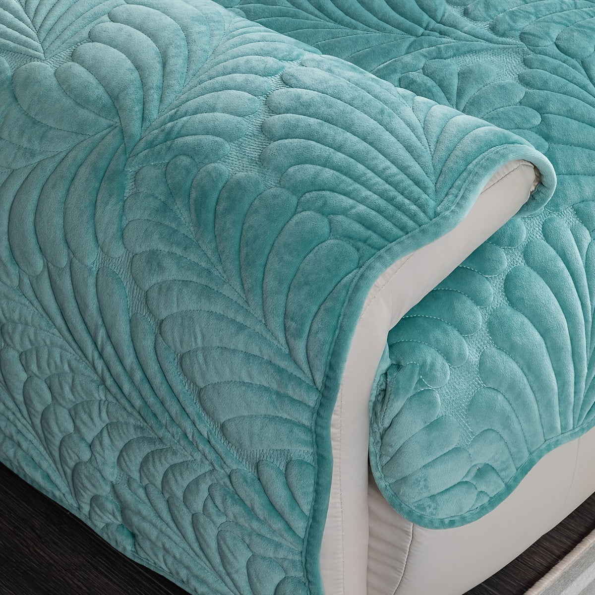 Короткий плюшевый чехол для дивана на все сезоны, идеально подходит для домашнего декора в спальне, офисе или гостиной. Исключает спинку, подлокотники и наволочку.