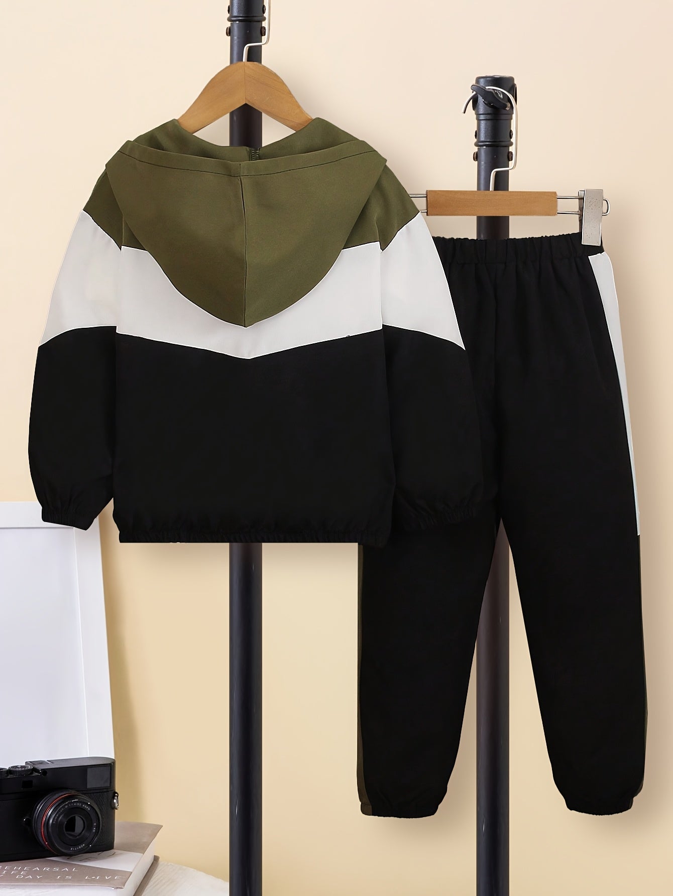 O'g'il bolalar uchun 2 qismli tasodifiy ko'ylak to'plami, uzun qo'lqopli rangli blokli fermuarlı kapüşon va jogger shimlar, bahor va kuzda kundalik va ochiq havoda kiyish uchun mos.