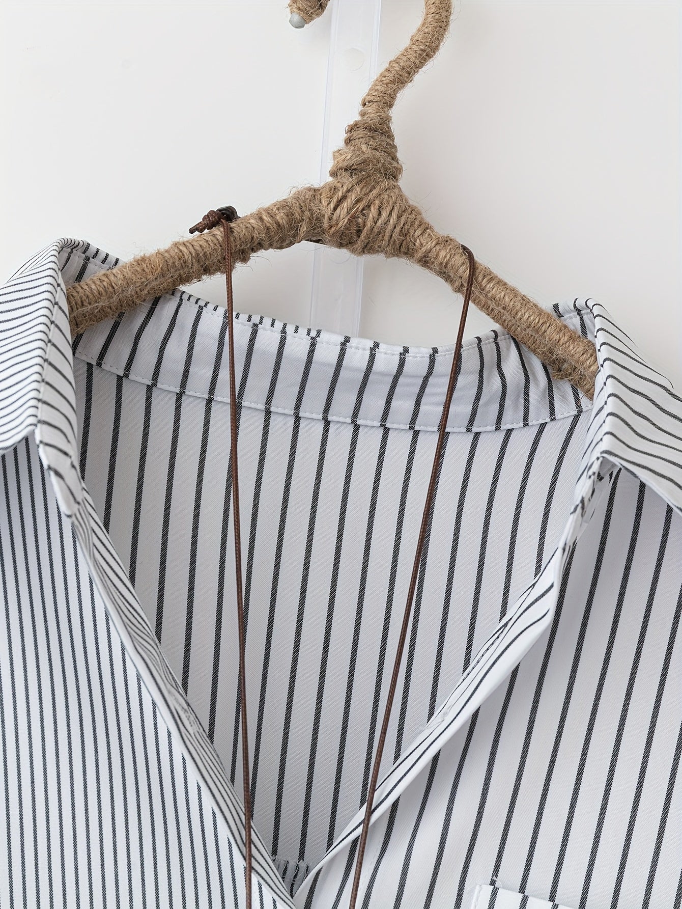 Tugmachali yaka ko'ylak, asimmetrik chiziqlar bilan, odatdagi uzunlikda, plussiz ayollar uchun cho'zilmaydigan matodan, barcha fasllar uchun mos.