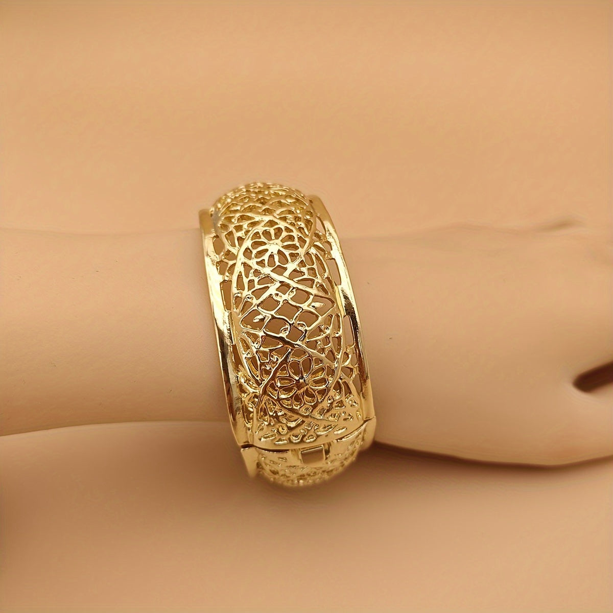 Ayollar uchun sozlanadigan bilaguzuk, murakkab kesilgan detallar bilan bezatilgan vintage oltin metall keng bilaguzuk - bayram ziyofatlari va tantanalar uchun mukammal.