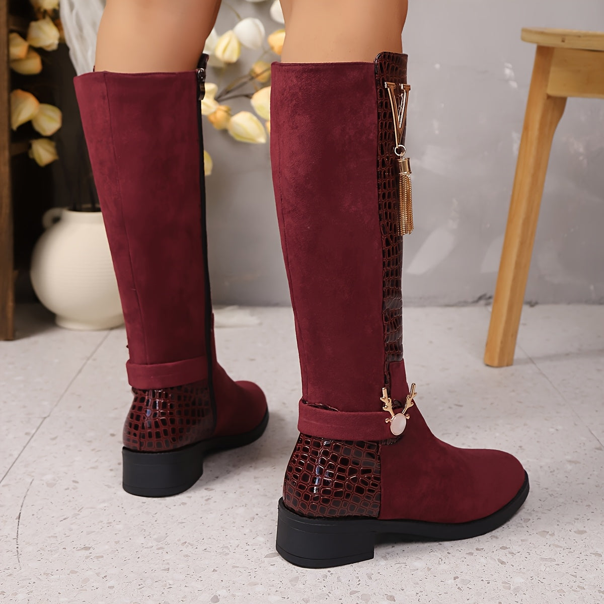 Ayollar uchun Burgundy yuqori bo‘yi sun’iy poyabzal, oltin V-zanjirli blok poyafzal bilan