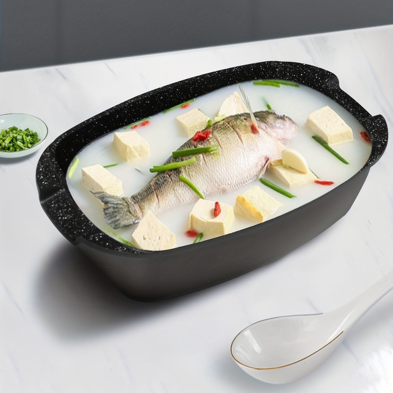 Qattiq anodlangan yopishqoq baliq pishiruvchi, bug' pishirgich bilan - baliq va dengiz mahsulotlari uchun oval qozon - induksiya, gaz va keramika plitalari bilan mos - qopqoq va pechda xavfsiz pishirish panasi bilan birga - 13 dyuymli alyuminiy oval