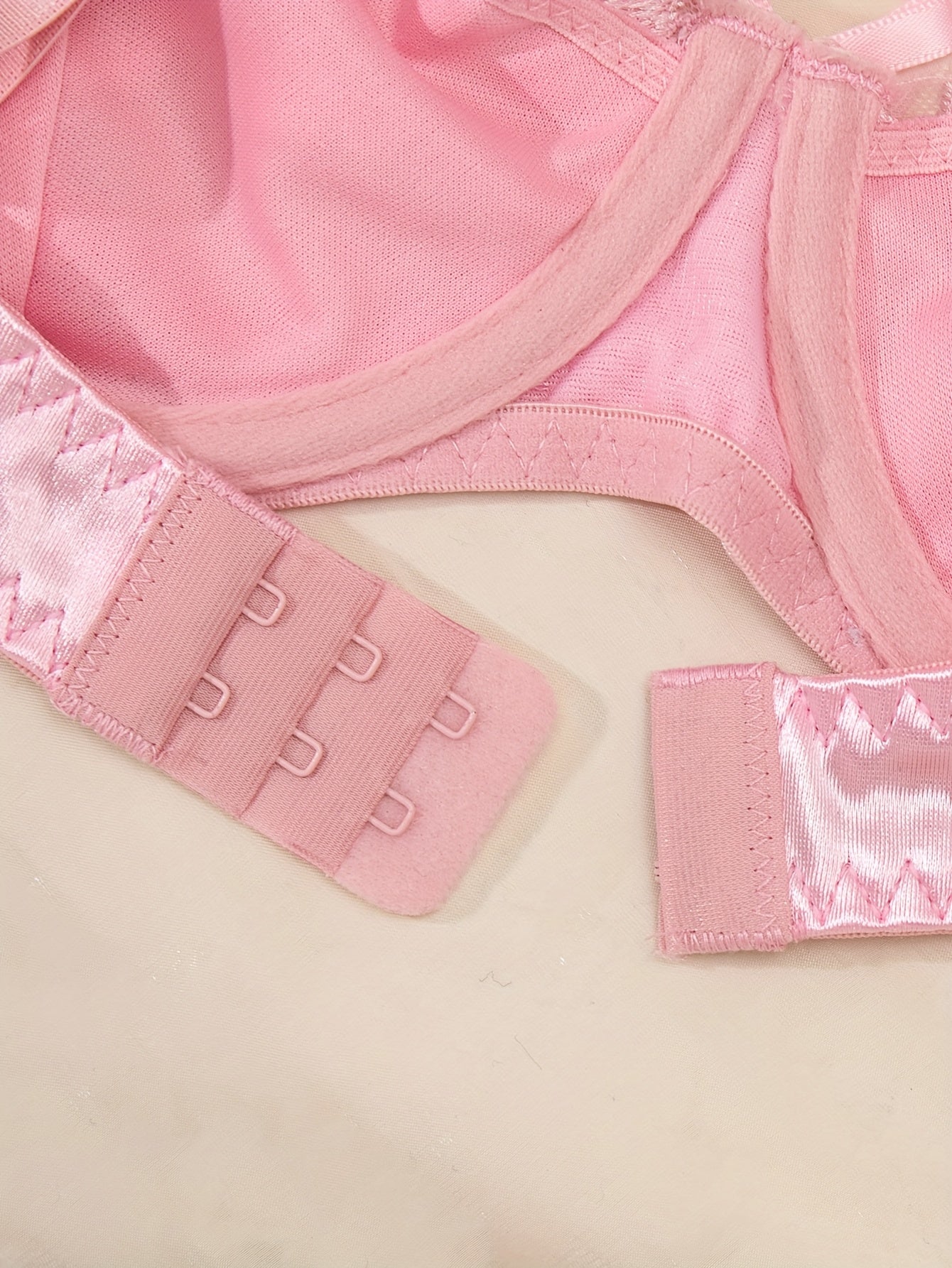 Ayollar uchun chiroyli pushti gullar bilan bezatilgan ichki kiyim to'plami, qulay push-up brassiy va past bel brieflar bilan - kundalik kiyish uchun ideal.