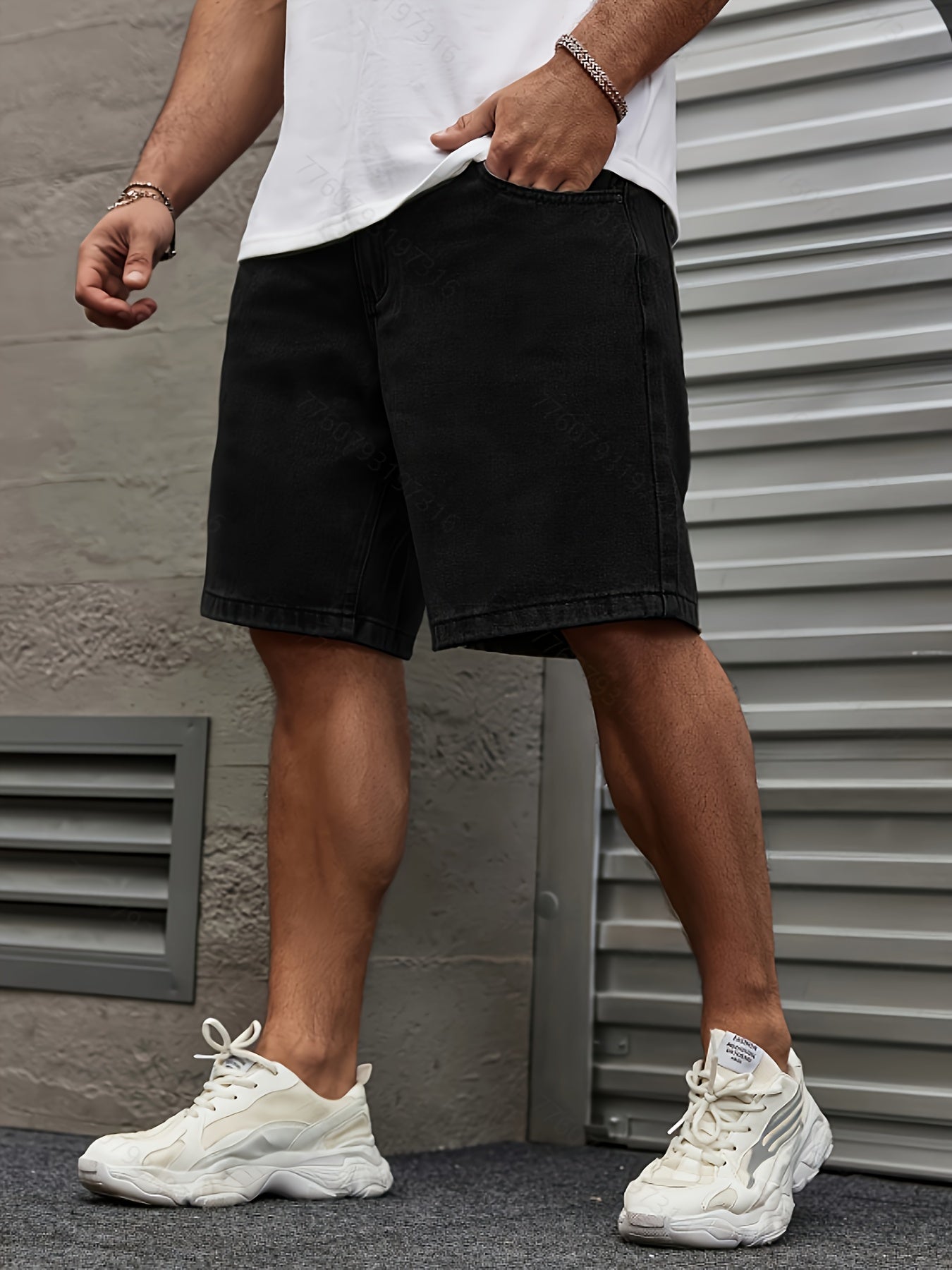 Erkaklar uchun plussiz qora denim shortlar, oddiy kesim va bir xil rangda, cho'zilmaydigan paxta aralashmasidan tayyorlangan.