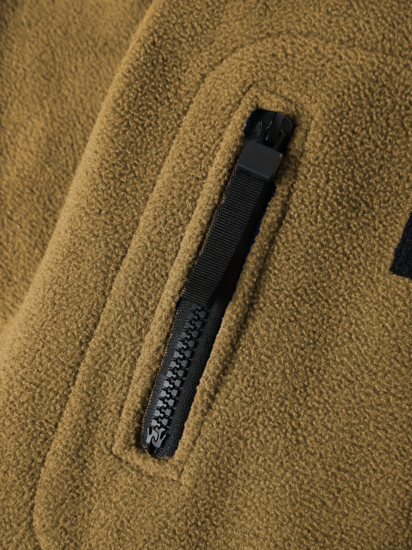 Erkaklar uchun yumshoq fleece astarli sport kurtkasi kuz va qish uchun, elastik fermuar va bir rangli cho'ntaklar bilan.