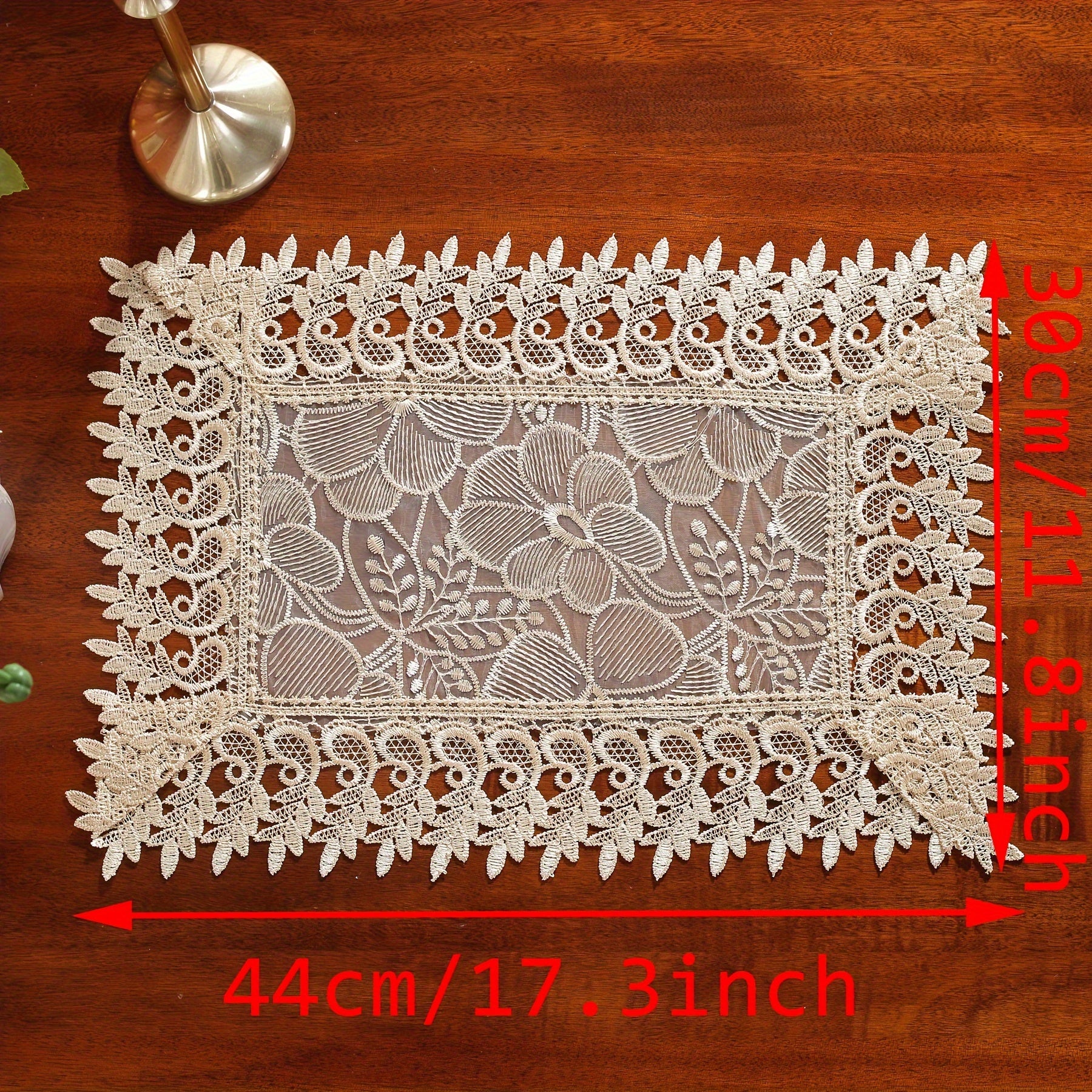 Elegante camino de mesa de organza bordada con motivos florales y detalles de encaje para bodas y eventos