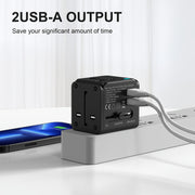 Kuchlanish o'zgartirish plagi bilan universal sayohat adapteri, barqaror yuqori kuchlanish, 1500W gacha bo'lgan qurilmalar uchun mos, 3 ta qurilma o'rtasida bir vaqtning o'zida ulash uchun 2 ta USB-A chiqishi, keng kuchlanish