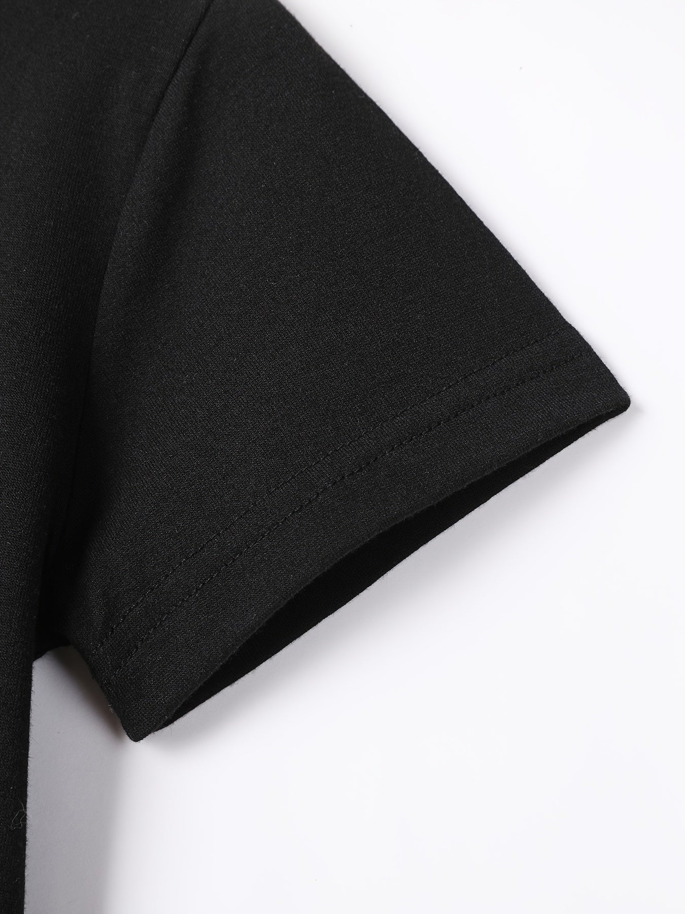 Yigitlar uchun yozgi sher rasmi bilan yozilgan, alfavit naqshli ko'ylak