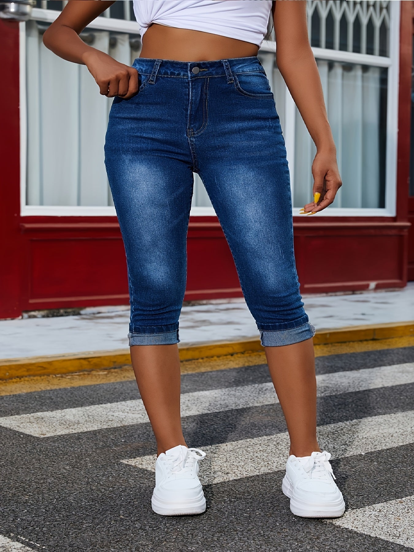 Jeans de mujer de talla plus con elastano y largo hasta la mitad de la pantorrilla en azul claro