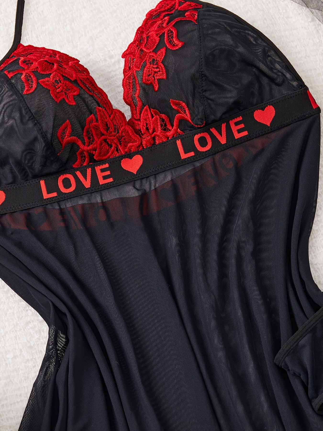 Ayollar uchun tikanli tarmoq libosi bilan bezatilgan gul naqshli va yurak shaklidagi kamarli libos