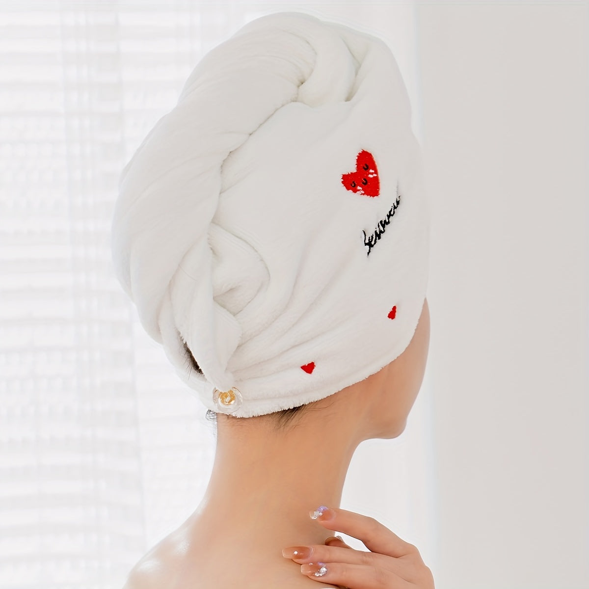 Быстросохнущая полотенце-капюшон для волос с вышитыми сердечками, мягкая и впитывающая, идеально подходит для использования в ванной. Игривый дизайн с вязаной текстурой.