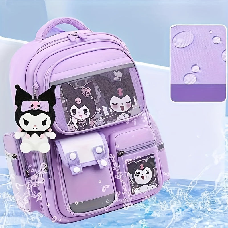 Sanrio Kuromi ruksak, sozlanadigan kamarlar, zip yopilishi va katta sig'imi bilan.