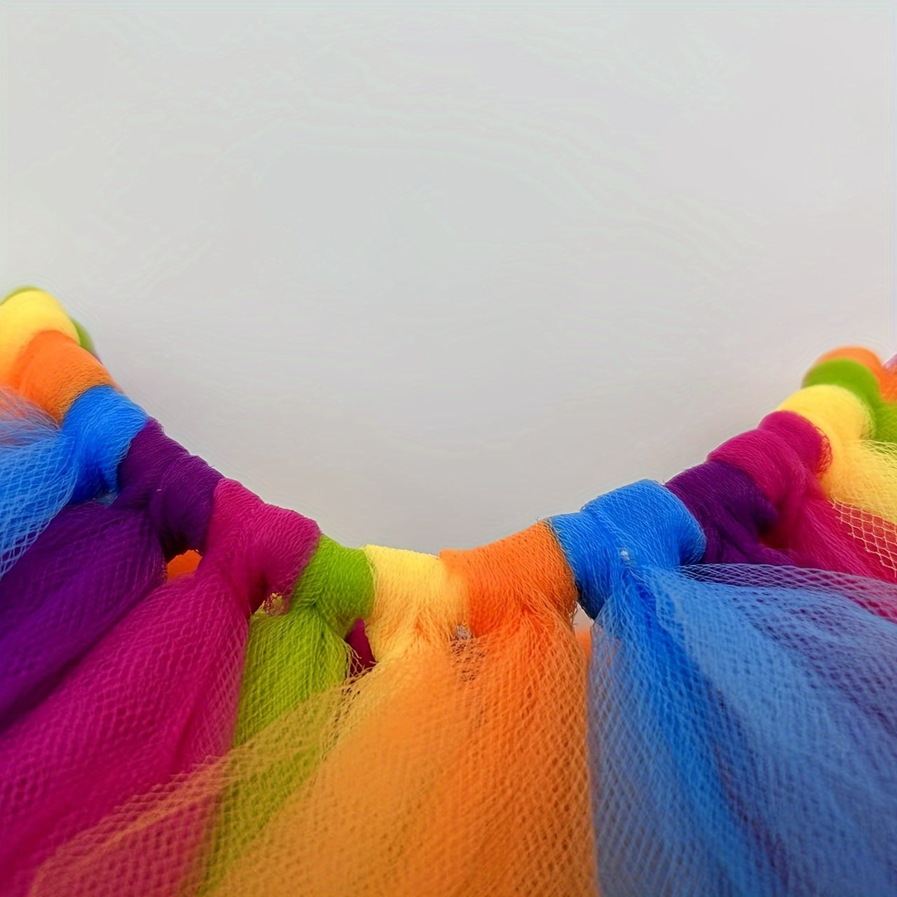 To'plamga Kamalak rangli tutu yubka, qizlar uchun ko'ylak, gullar bilan bezatilgan bosh bant va fotosurat aksessuarlar kiradi.