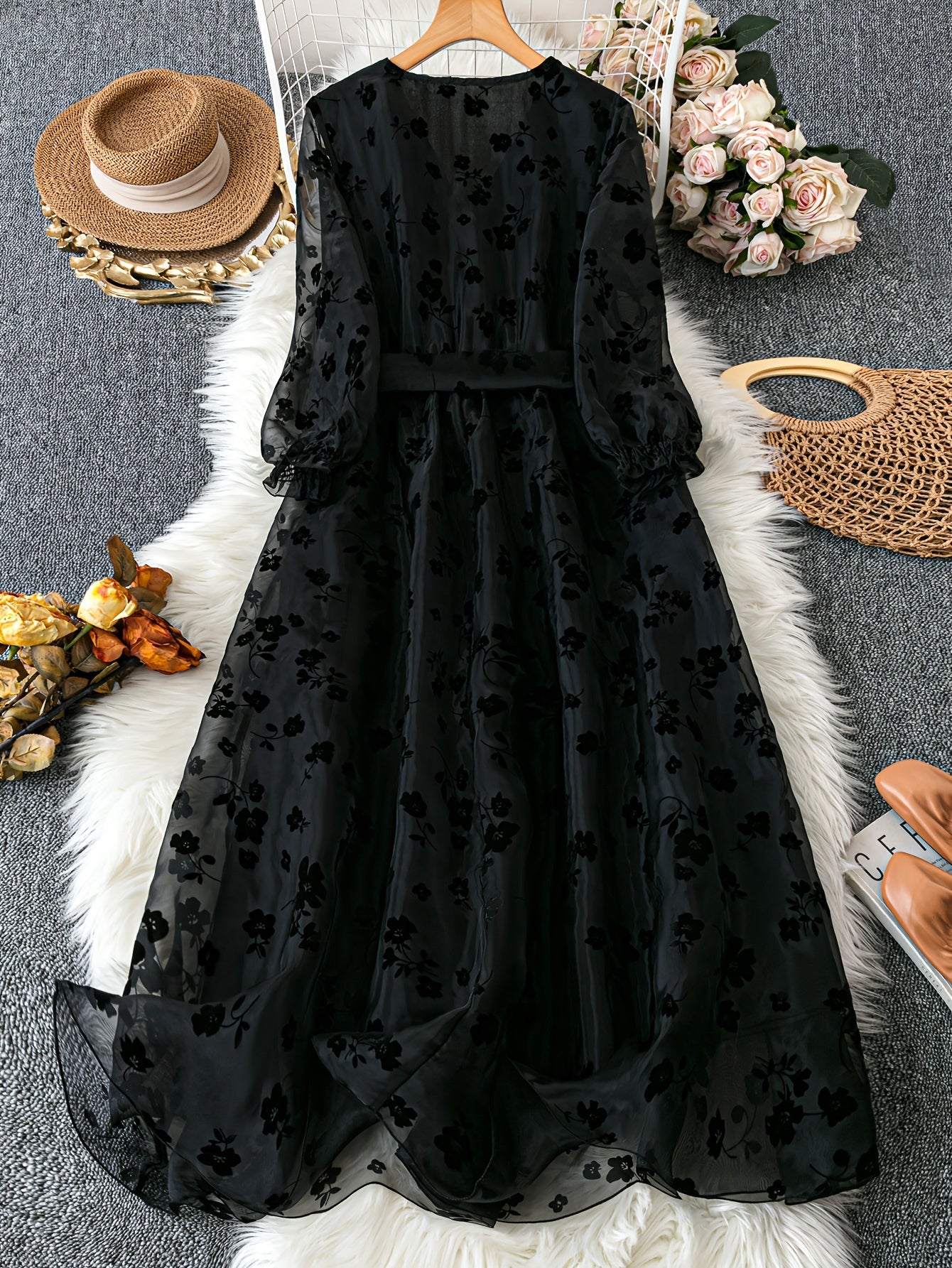 Vestido de talla grande con patrón floral, cinturón, mangas largas y escote en forma de surplice