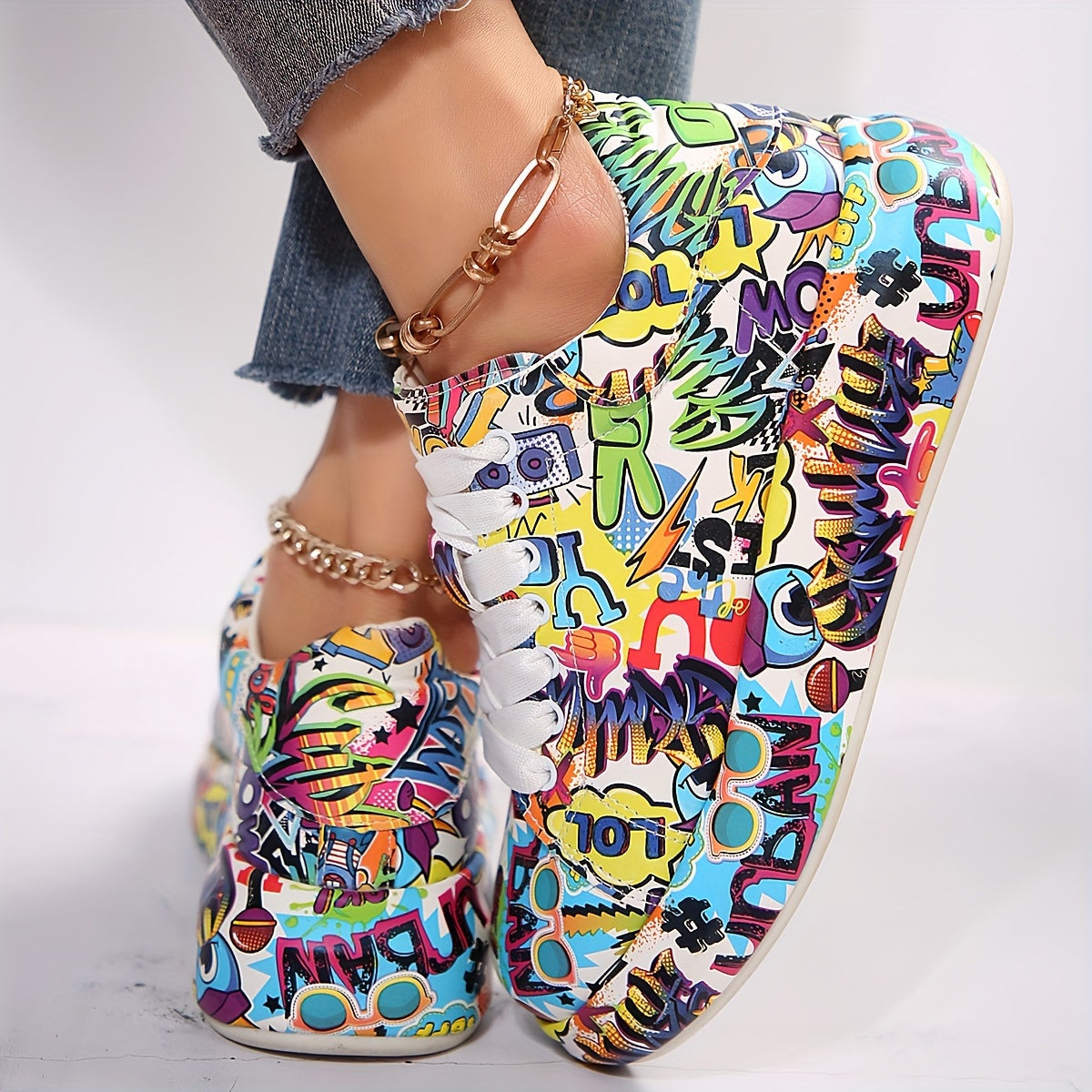 Zapatillas altas para mujer con suela acolchada de material sintético y graffiti vibrante