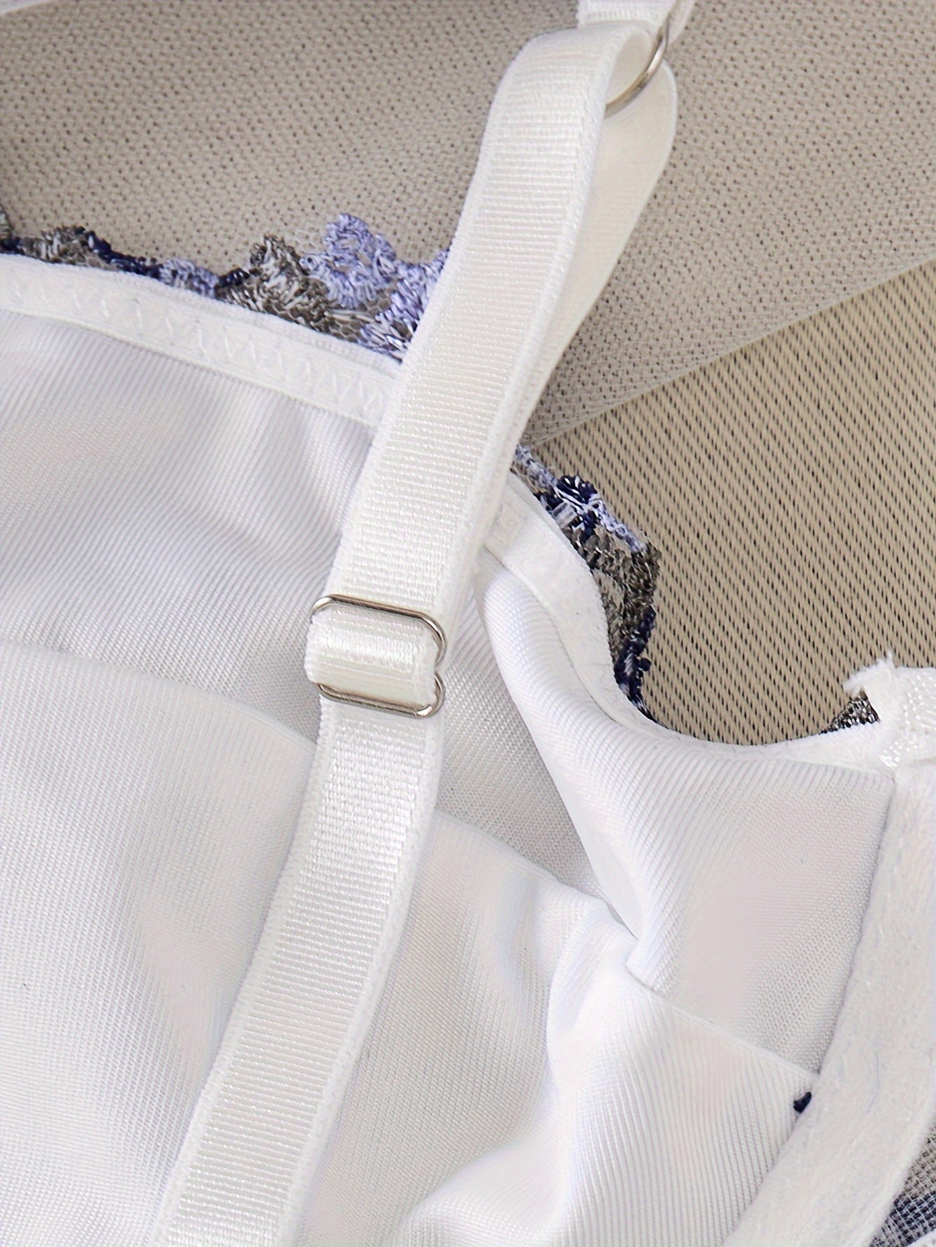 Ayollar uchun gullar bilan bezatilgan zamonaviy ichki kiyim to'plami - to'ldirilgan brassi va shaffof thong, kuz/qish uchun ideal.