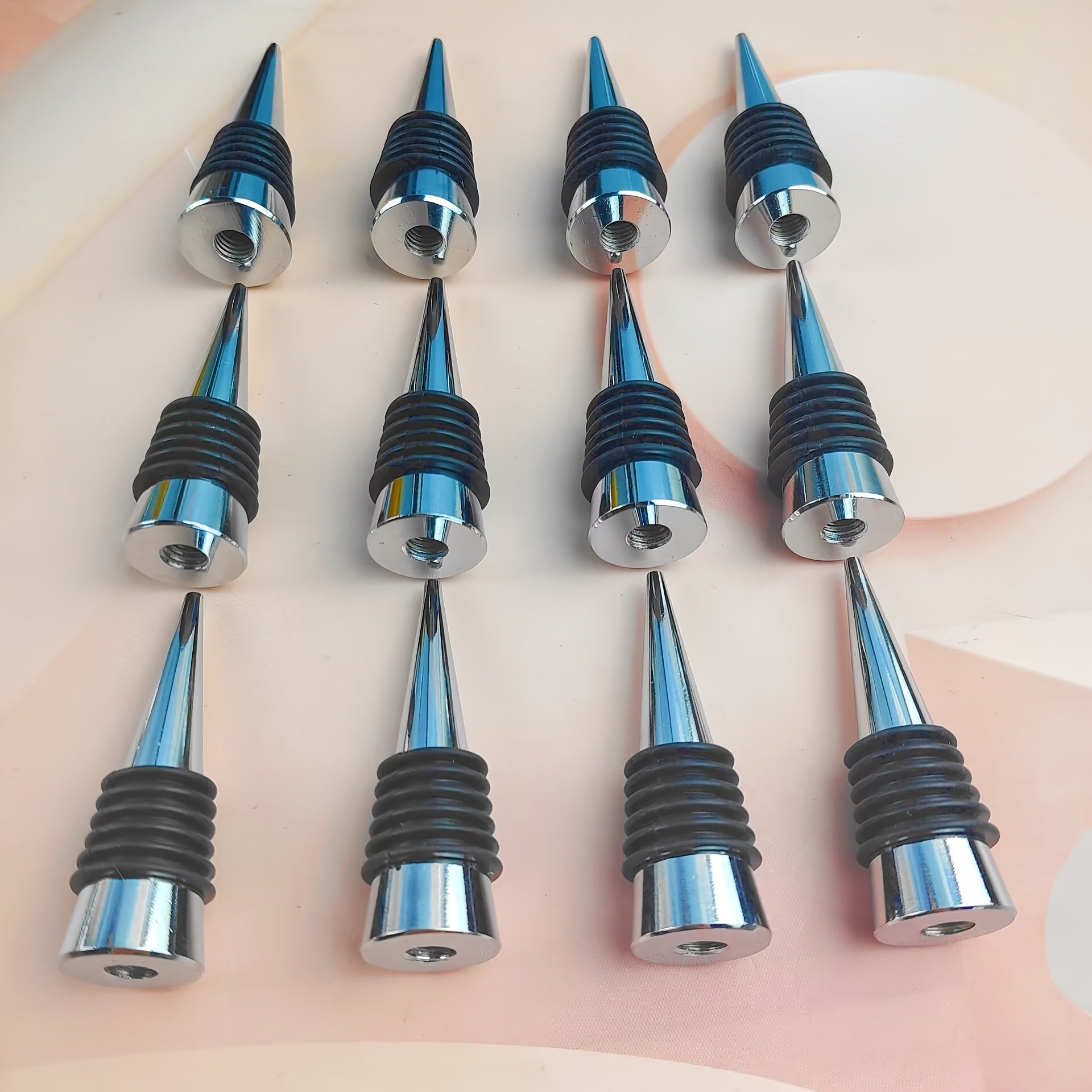 Qizil vino va shampan shishalarini saqlash uchun zanglamaydigan po'latdan yasalgan 12, 22 yoki 30 dona to'plamlardagi vino to'siqlari. Bar aksessuarlar uchun ajoyib.