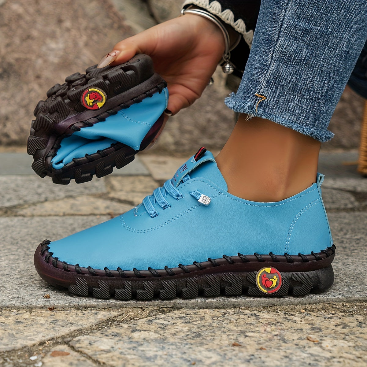 Ayollar uchun bir rangli flatform slip-on yurish poyabzali, katta o'lcham