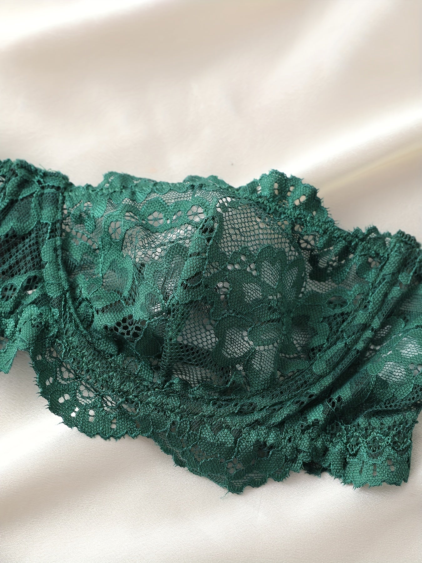 Yashil aksentli chiroyli dantel ichki kiyim to'plami, jozibali Yevropa va Amerika fransuz uslubida.