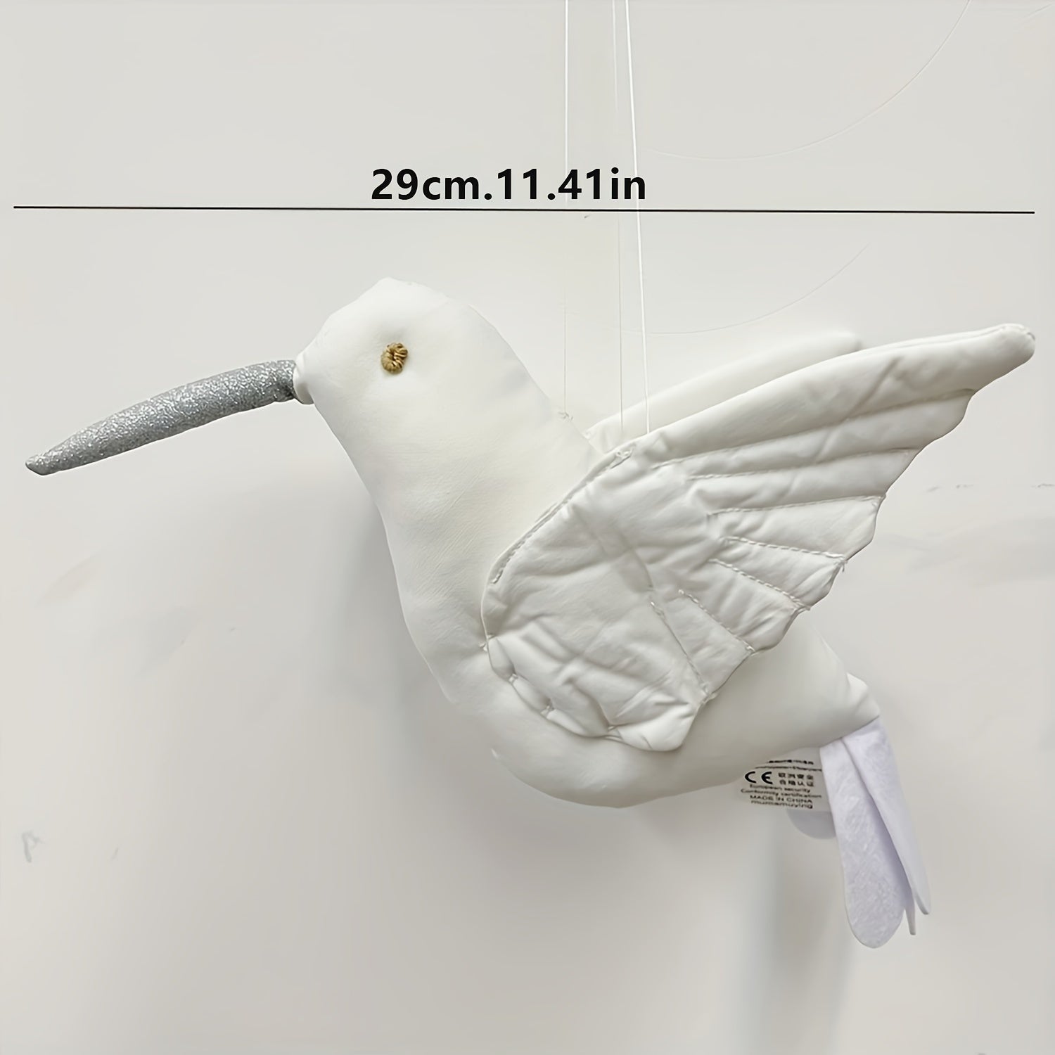 Nordik uslubidagi pendant, chiroyli lenin san'atidagi kolibri shaklida, bolalar xonasini bezatish uchun mukammal. Fotografiya suratlari uchun ajoyib va bolalar xonasi dekoratsiyasi uchun prop sifatida.