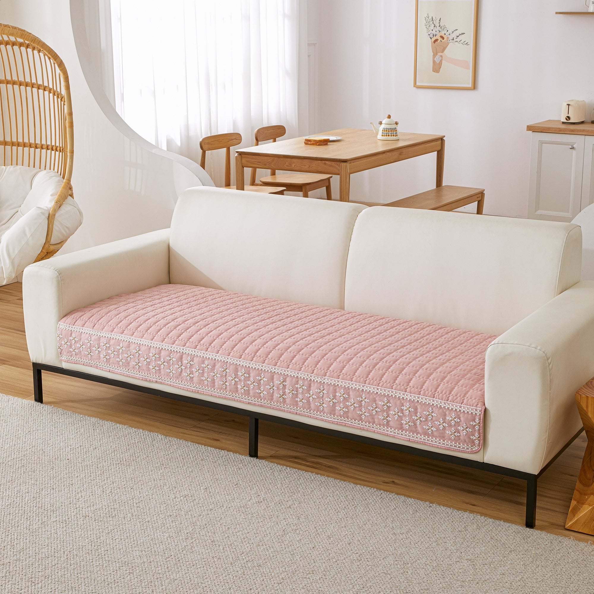 Qor to'pi dantel bezakli va sirpanishga qarshi orqa qoplamali vafli tikuvli divan qoplamasi.