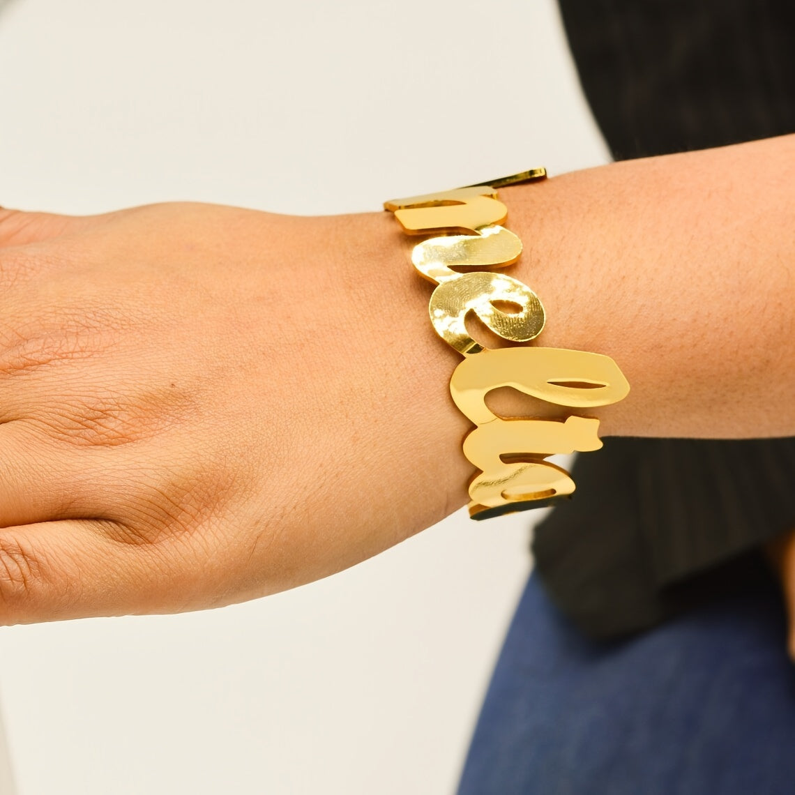 Ayollar yoki erkaklar uchun sozlanadigan zanglamaydigan po'latdan yasalgan nomli yozilgan bilaguzuk