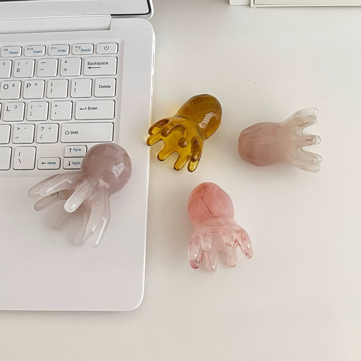 Portativ Octopus bosh massaj qiluvchi taroq, dam olish, soch o'sishi va meridianlarni bo'shatish uchun, binafsha, pushti va amber ranglarida mavjud.