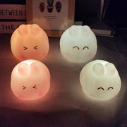 Sevimli quyon LED lampasi, yotoq xonasi bezatish uchun yoki do'stlar va oilaga bayramlar va tug'ilgan kunlar uchun sovg'a sifatida mukammal. Kichik, ko'chma va tugma batareyalar bilan ishlaydi.