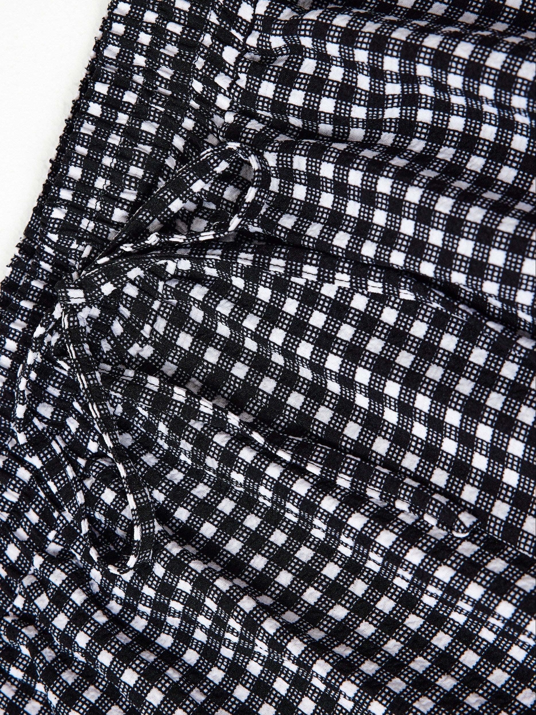 Kichik chiziqli keng oyoq shimlar, tortishqich bel bilan, bahor va yoz uchun mukammal.