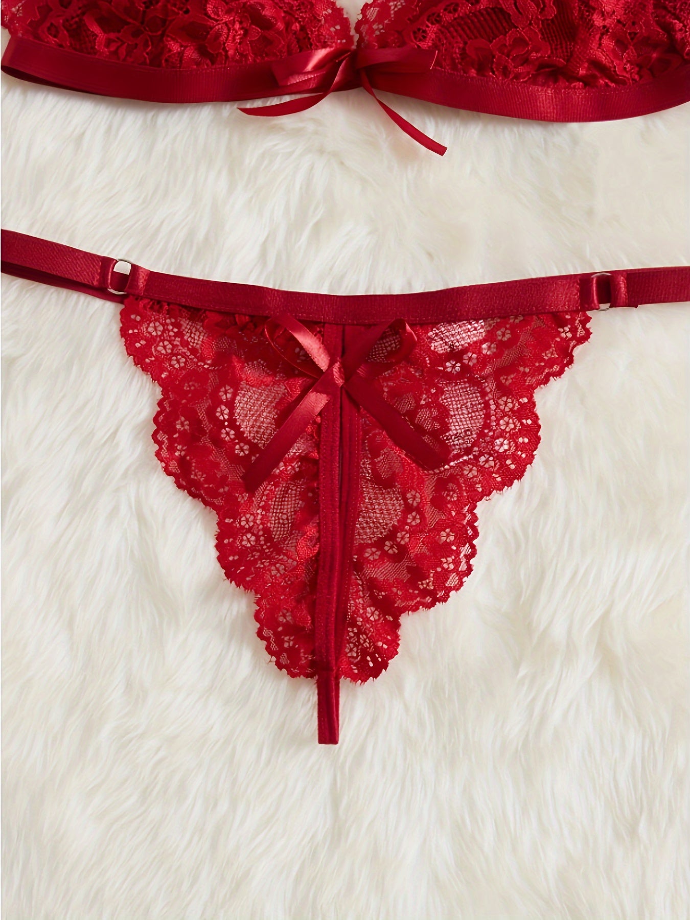 Ayollar uchun toza dantelli ichki kiyim to'plami, bo'sh dizayn, ochiq qorin uslubi, jozibali bog'ich tafsiloti, shaffof bo'lmagan brassier, uchburchak ko'krak shakli va Y2K uslubi.