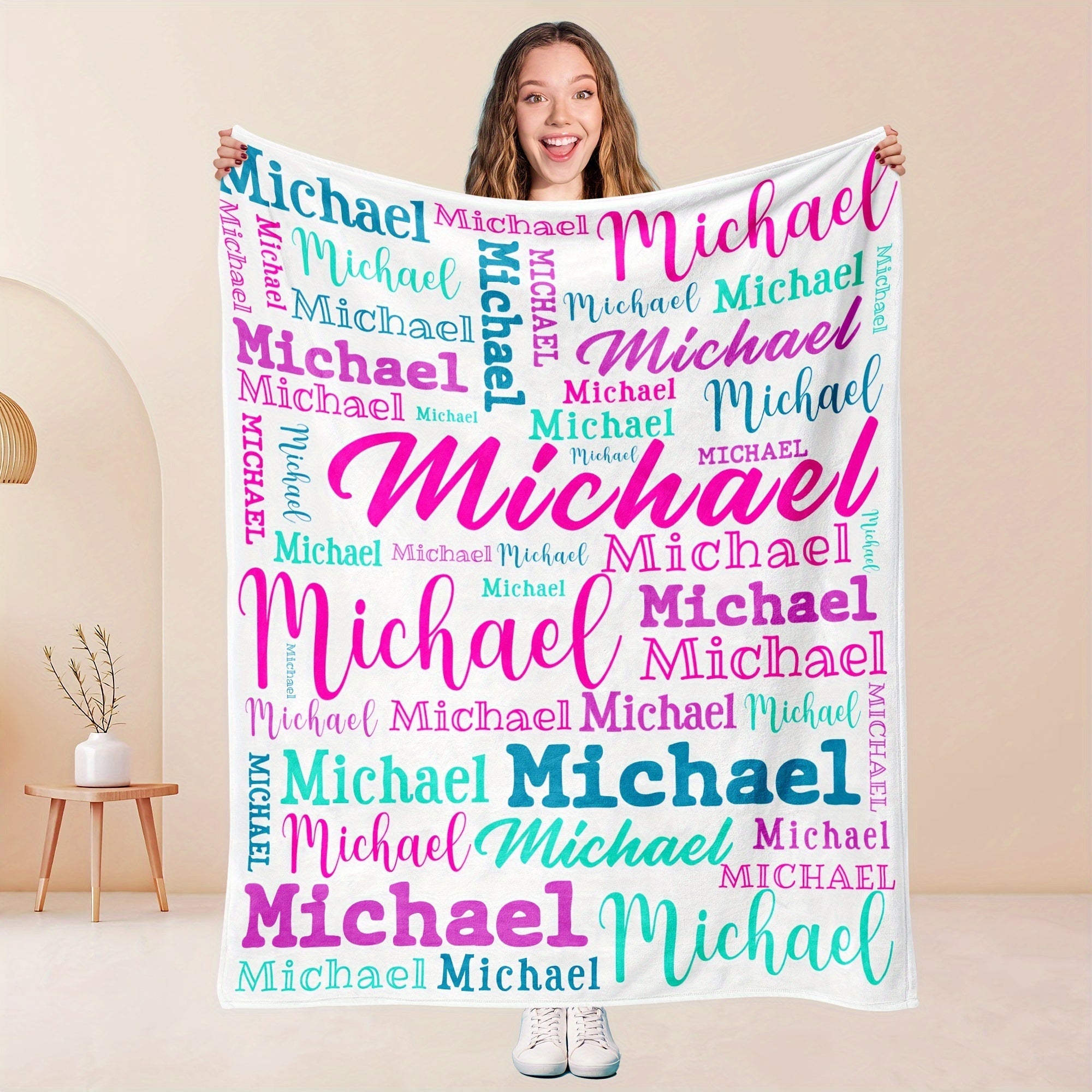 QOGOER tomonidan tayyorlangan shaxsiylashtirilgan katta nomli ko'rpa, ultra-yumshoq 100% polyester flanel to'qima matodan tayyorlangan bo'lib, barcha mavsumlar uchun mos bo'lgan aralash rang dizaynida yuqori sifatli raqamli bosma bilan ta'minlangan.