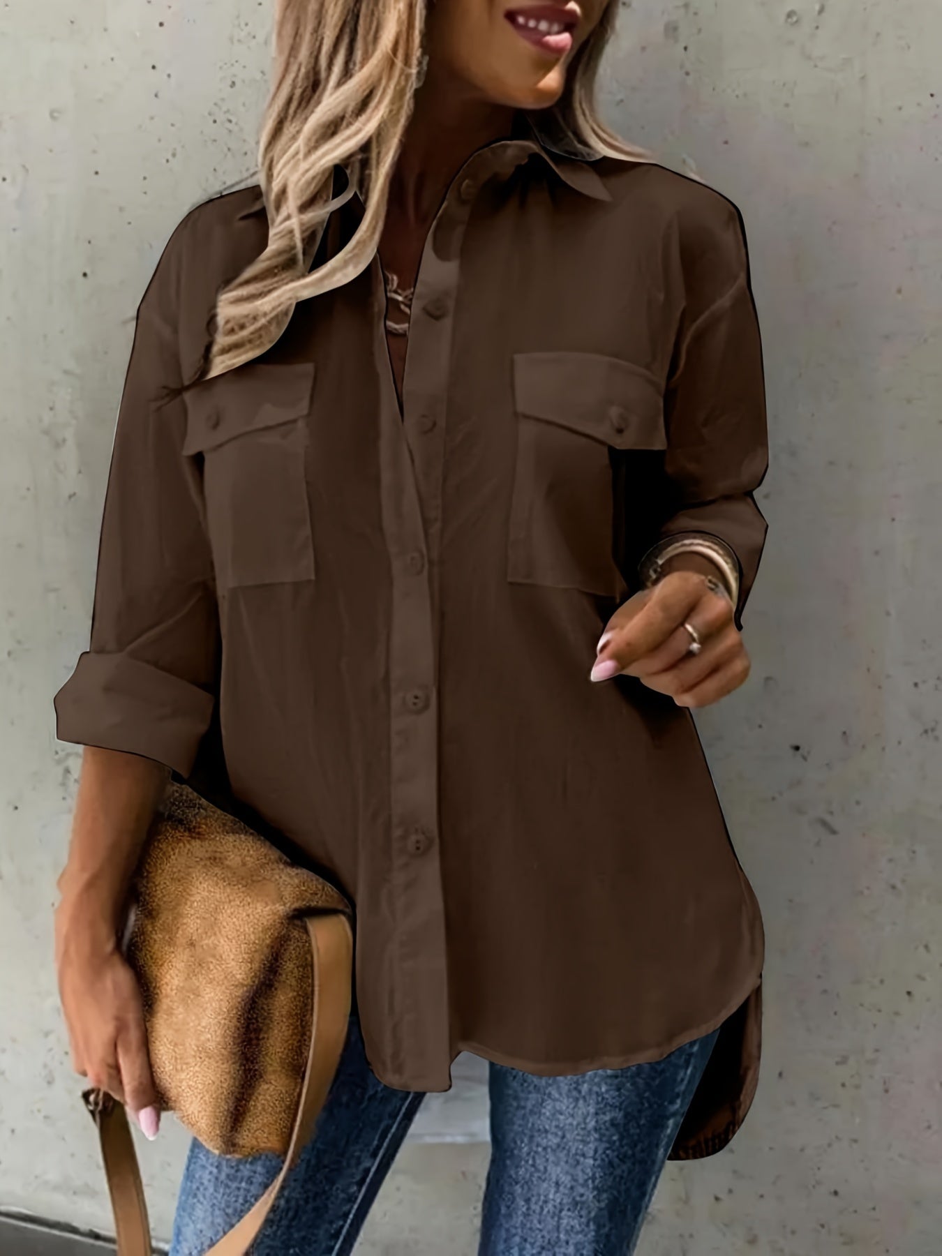 Plus o'lchamli ayollar uchun yengil ko'k rangli kundalik bosma tugma bilan old qismi ko'krak cho'ntaklari bilan ko'ylak