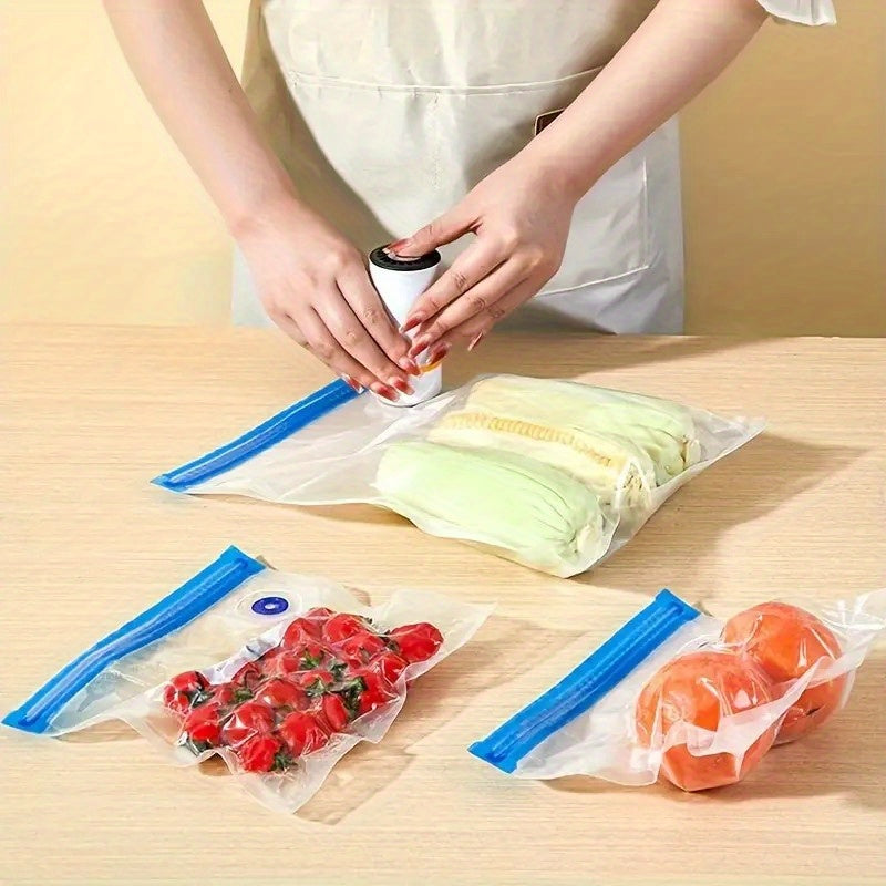 Портативный ручной вакуумный упаковщик для хранения продуктов с функцией перезарядки через USB. В комплект входят 3 размера вакуумных пакетов для свежего и влагонепроницаемого хранения. Идеально подходит для приготовления при низких температурах.