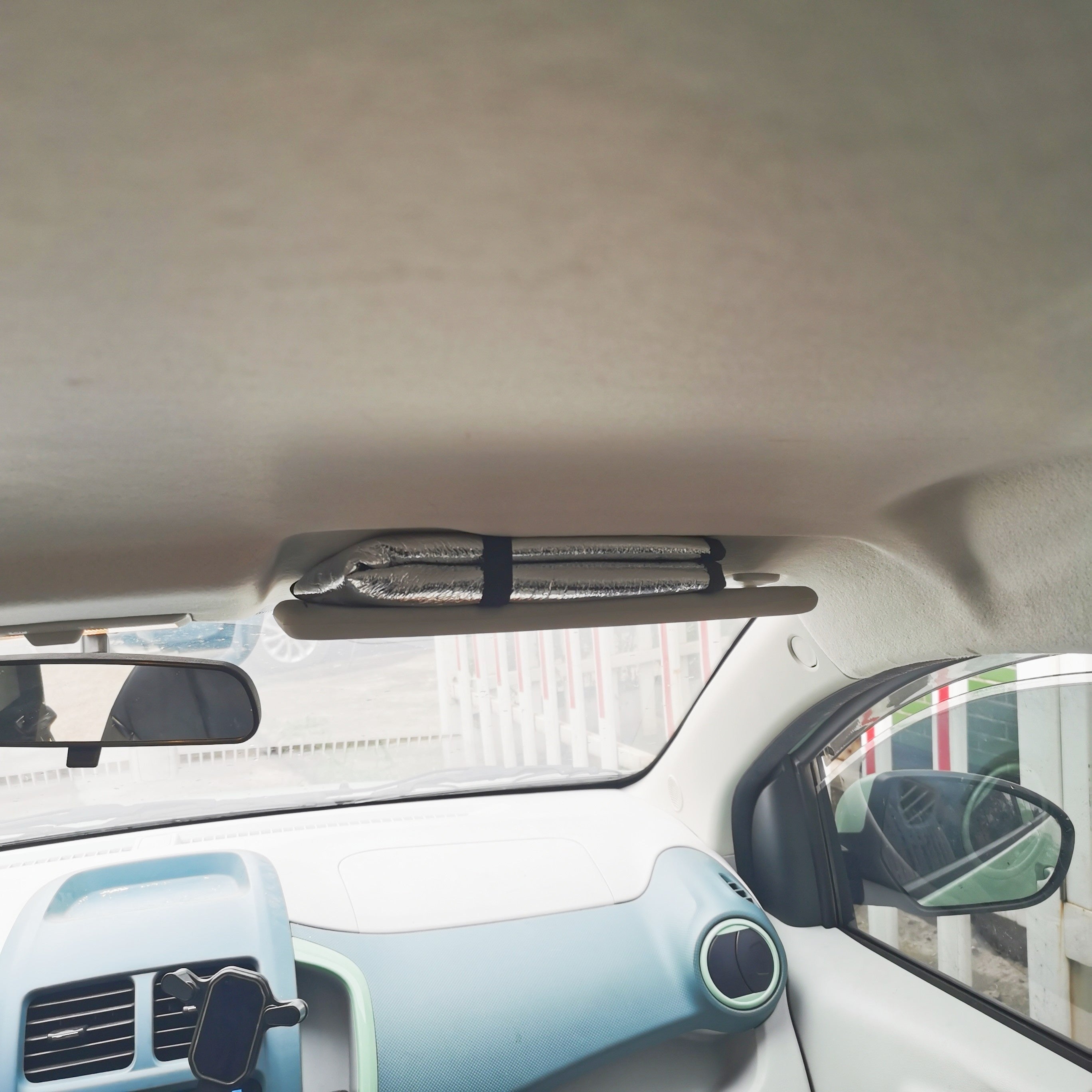 Universal alyuminiy folga avtomobil boshqaruv g'ildiragi quyosh nuri himoya qoplamasi anti-UV ichki aksessuarlar