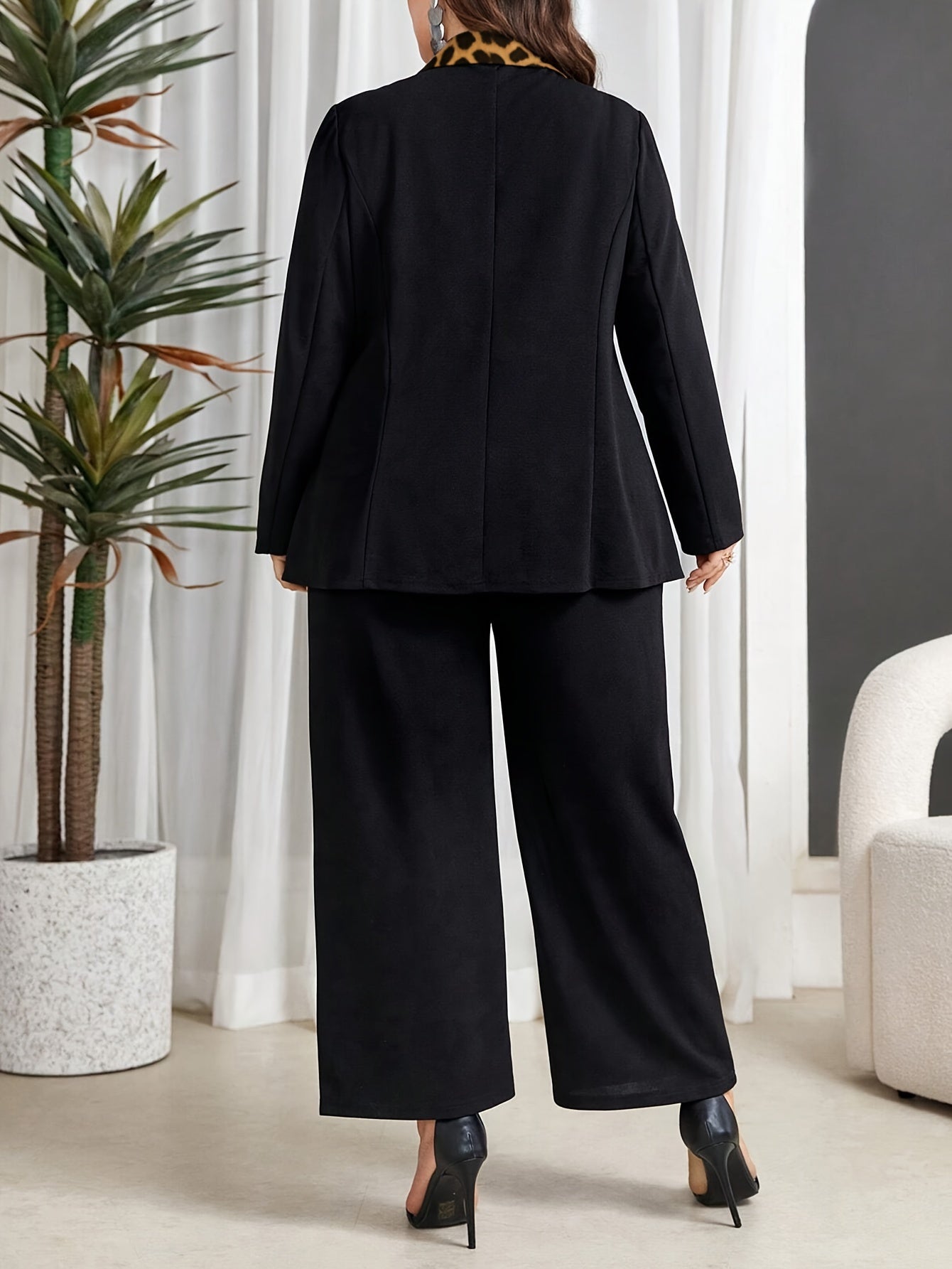 Yoz/kuz kolleksiyasi uchun plus-size leopard naqshli blazer va shimlar to'plami, notched lapel bilan.