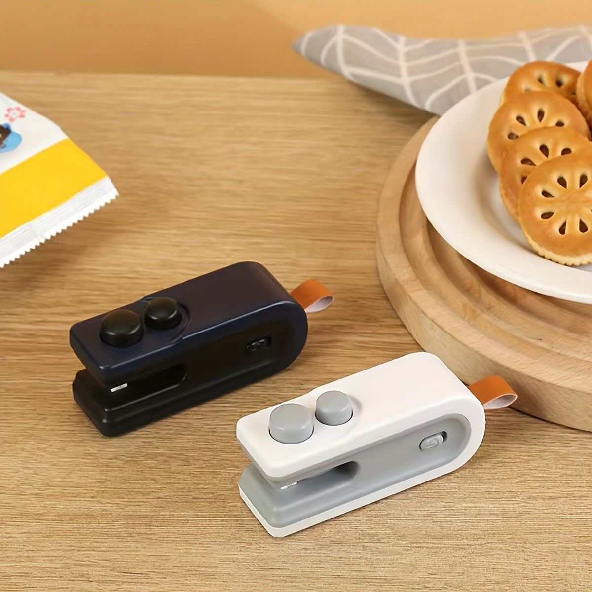 Qo‘l bosimli plastik paket yopgich bilan mini snack yopish mashinasi, qayta to‘ldiriladigan litiy batareya, USB zaryadlash, 36V maksimal kuchlanish, 300mAh quvvat, oshxona uchun ideal qurilma.