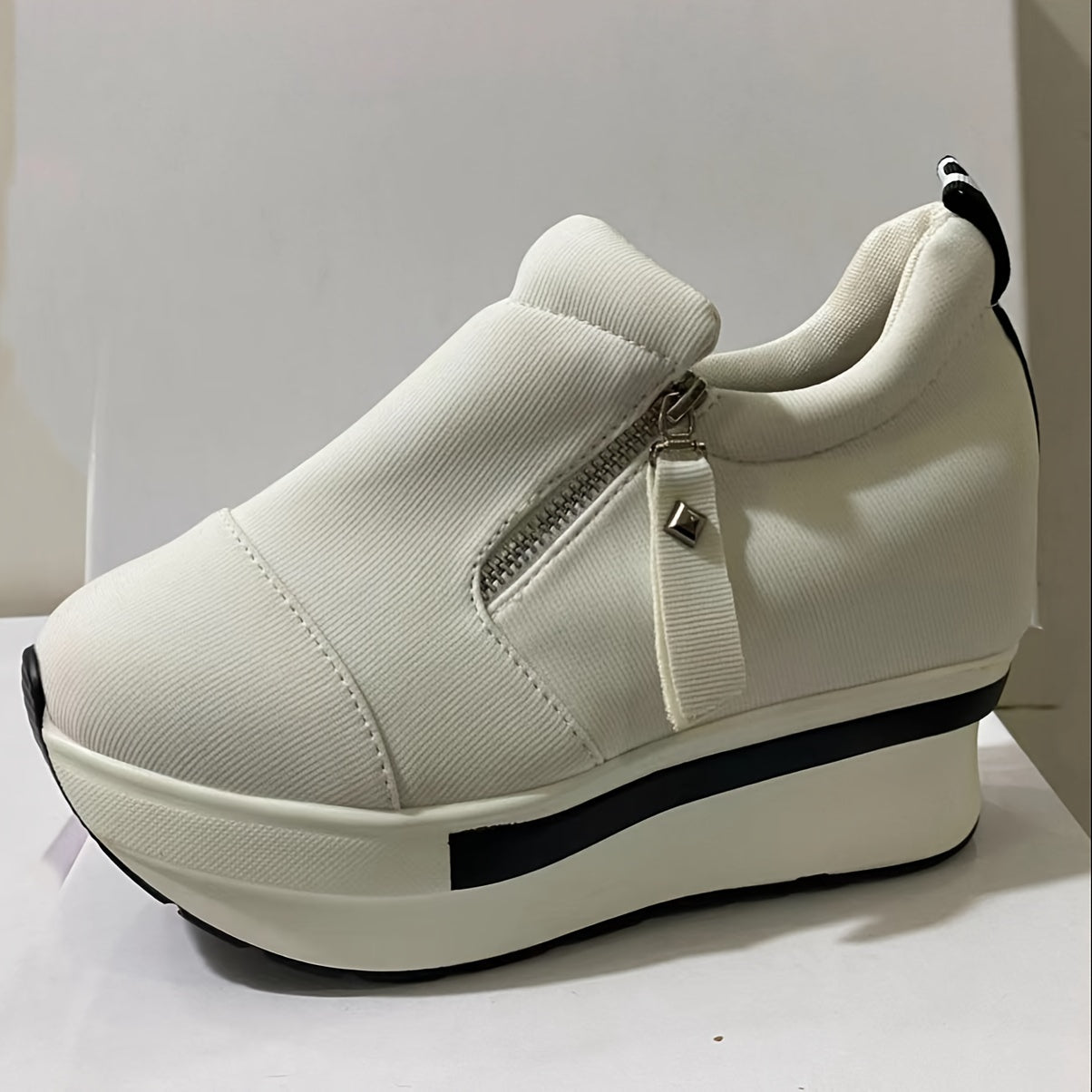 Ayollar uchun bir xil rangli krossovkalar, ikki tomonlama zipper bilan, tashqi moda uchun qulay ichki balandlik.