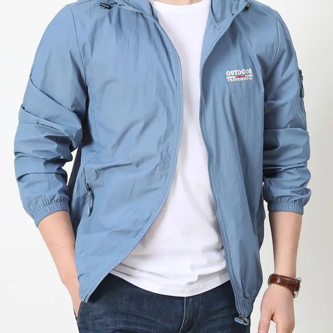 Erkaklar uchun kapüşonli shamol o'tkazmaydigan kurtka, harf bosma bilan, baliq ovlash va ochiq havoda faoliyatlar uchun mukammal, quyoshdan himoya va uslubni ta'minlaydi.