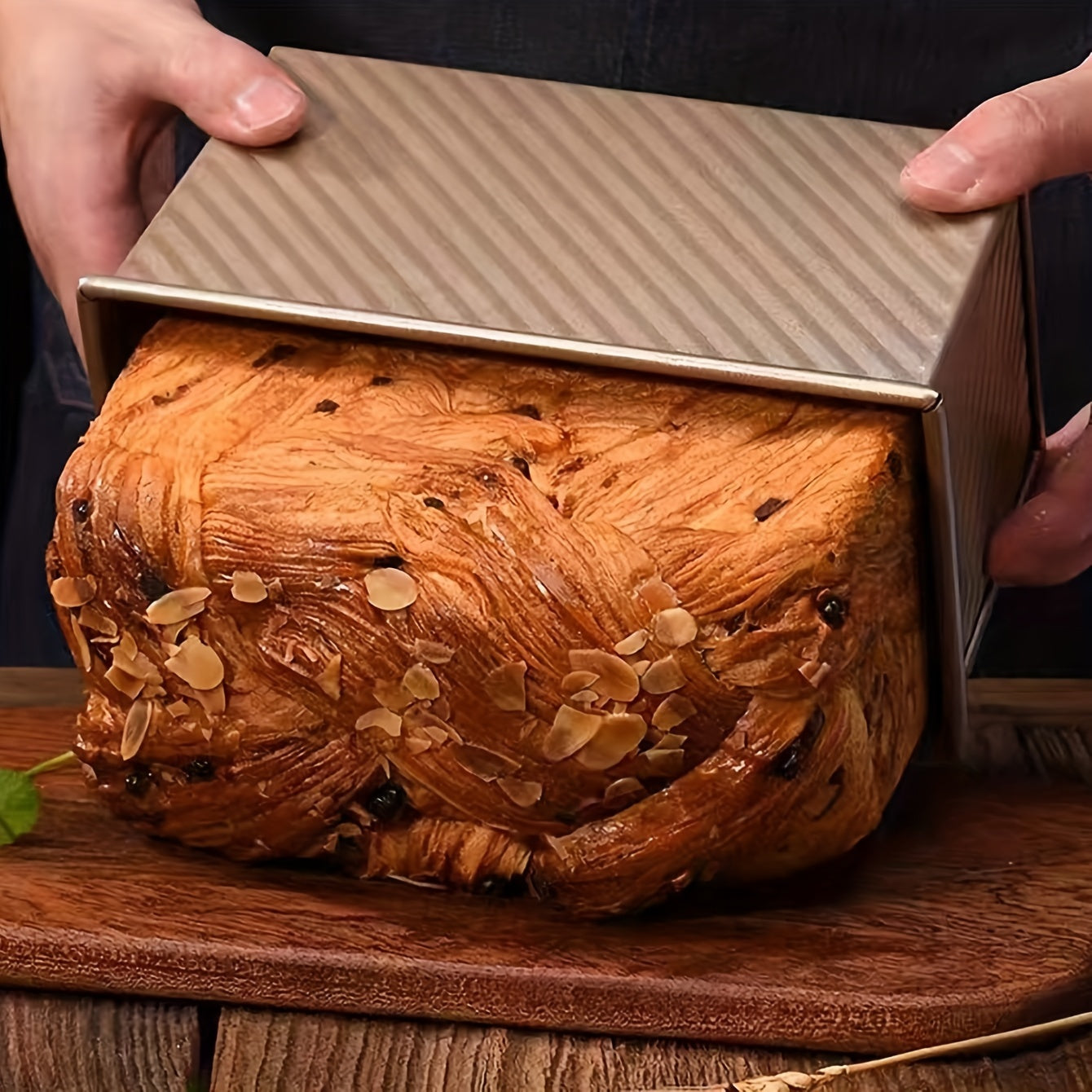 1-Piece 450g Carbon Steel Loaf Pan with Lid Non-Stick Ridges for Bread Baking