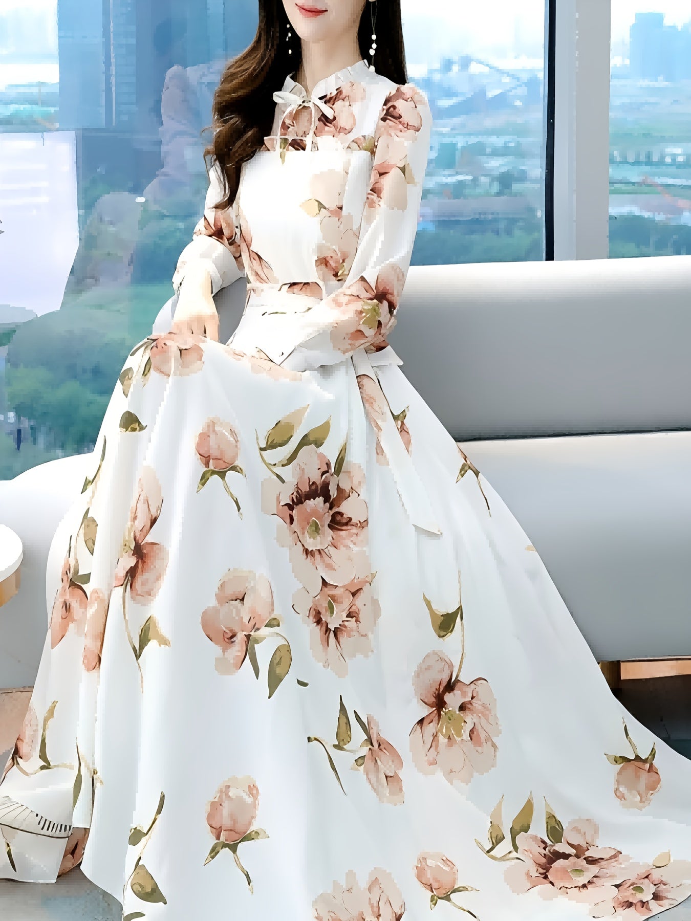 V-yuqori, pliseli bel va uzun oqayotgan yubka bilan bezatilgan zamonaviy gullar bilan A-siluetli ko'ylak, mashinada yuvish mumkin bo'lgan polyesterdan tayyorlangan.