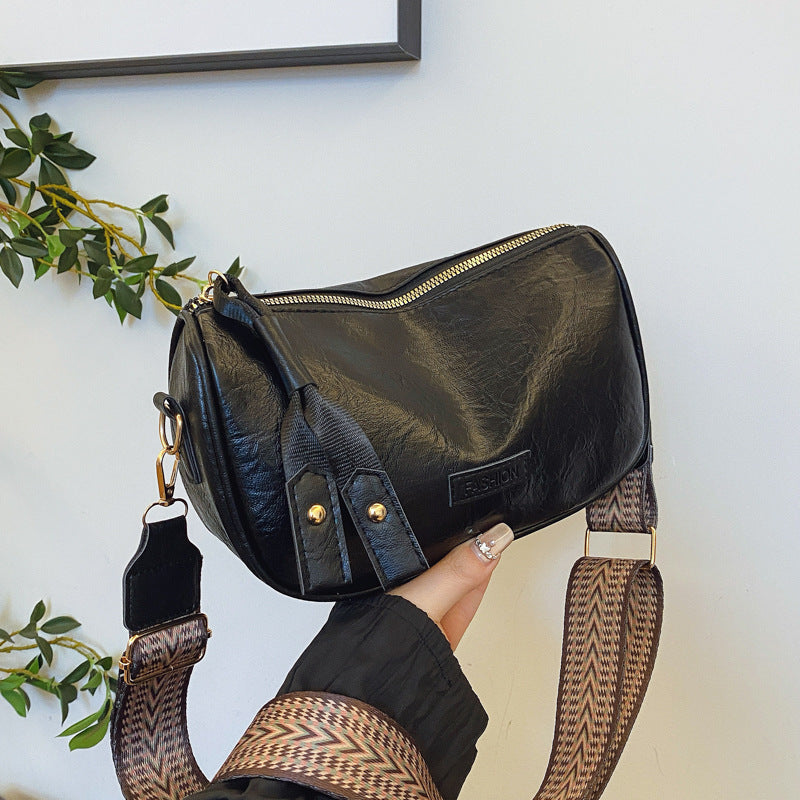 Kara vintage yelka sumkasi keng kamar va zip yopilishi bilan