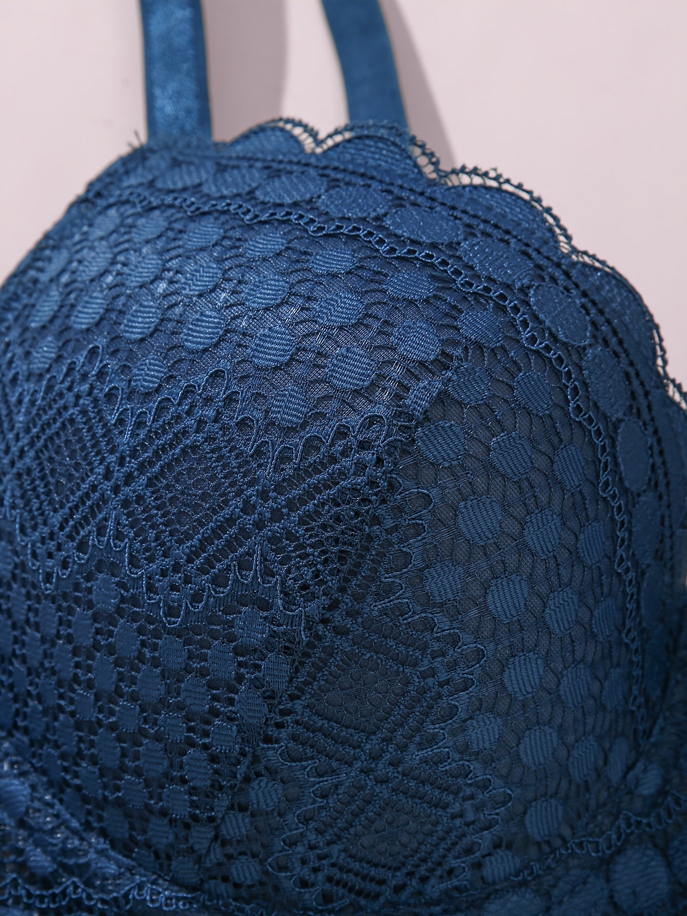 3 ta Elegant Dantelli Push-Up Brassiylar to'plami, Ayollar uchun Oq, Qora va Ko'k ranglarda. Jozibador, Qulay va Havo O'tkazuvchi, O'chirilmaydigan Yostiqlar bilan. Jozibador va Silliq Ichki Kiymish Ko'rinishi uchun Mukammal.