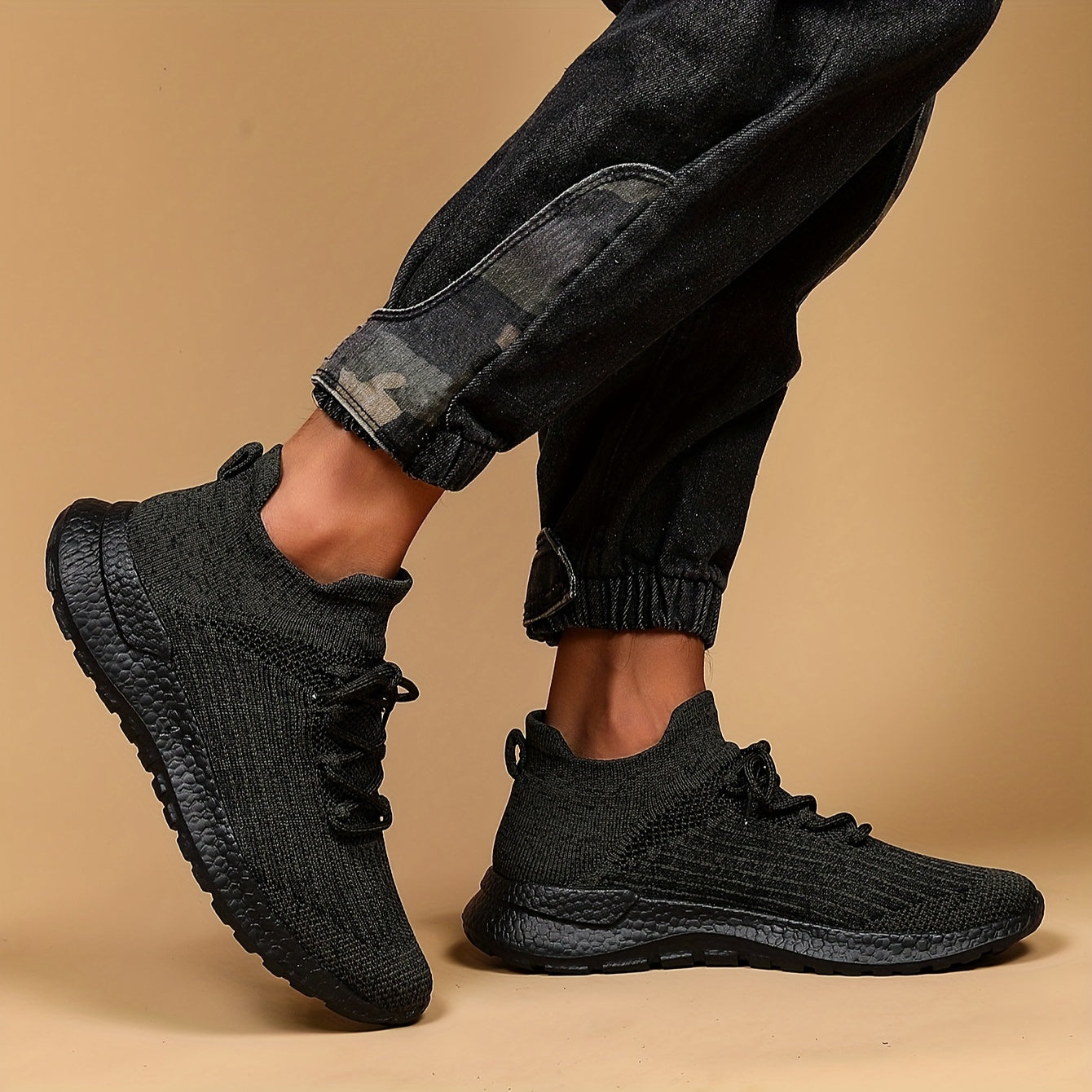 Erkaklar uchun zamonaviy havo o'tkazuvchi krossovkalar, ochiq havoda faoliyatlar uchun mukammal.