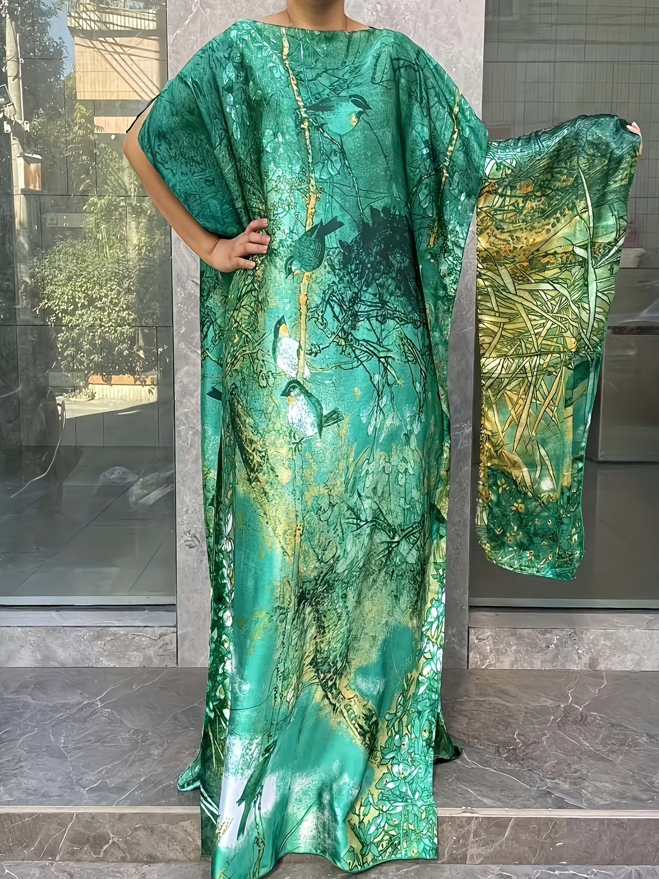 Ayollar uchun kattaroq o'lchamdagi gullar bilan bosilgan tunika kiyi, sharf bilan, polyester batwing qo'lqopli