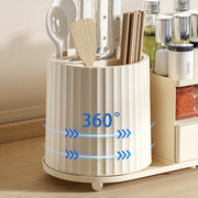 Одно многофункциональное комбинированное ножевое хранилище для домашнего использования, с вращающимся дизайном для организации ножей, ложек, вилок и приправ на кухне.